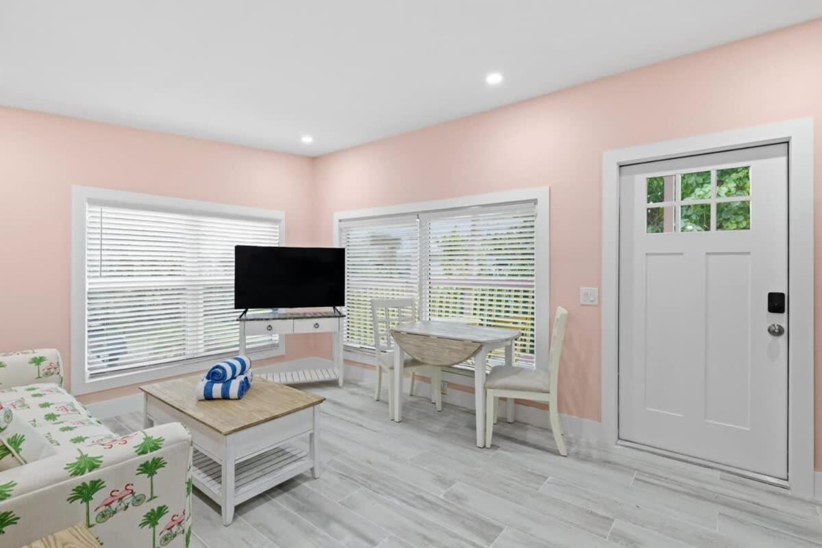 Charming Suite With Balcony And Bikes At Historic Sandpiper Inn Sanibel Dış mekan fotoğraf